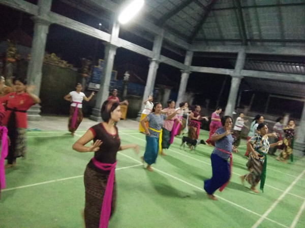 Latihan Tari Rejang Renteng Desa Poh Bergong