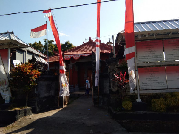 Proses Pemasangan Bendera dan Umbul-umbul di kantor Desa Poh Bergong