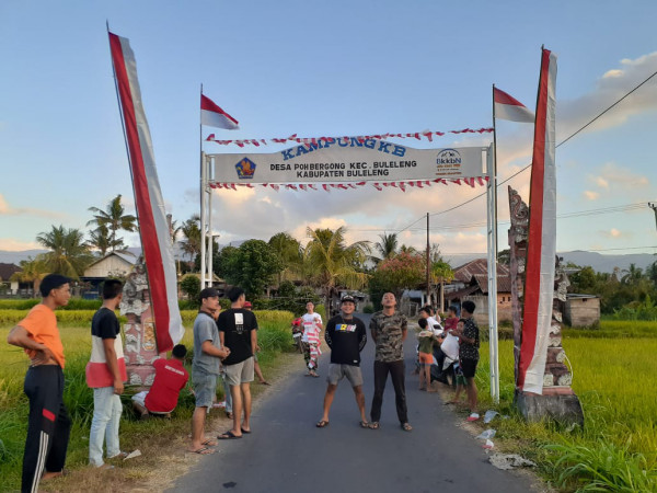 Proses Pemasangan Bendera dan Umbul-umbul diPerbatasan Desa Poh Bergong