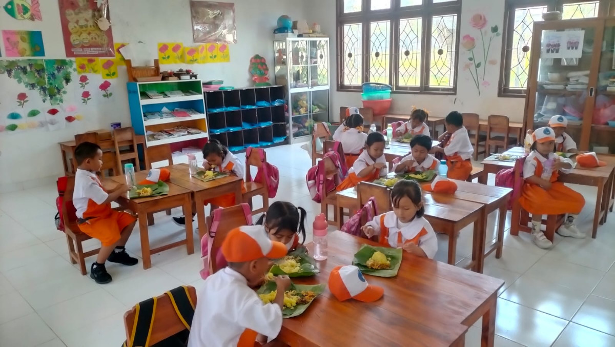 Pemberian PMT Nasi Kuning