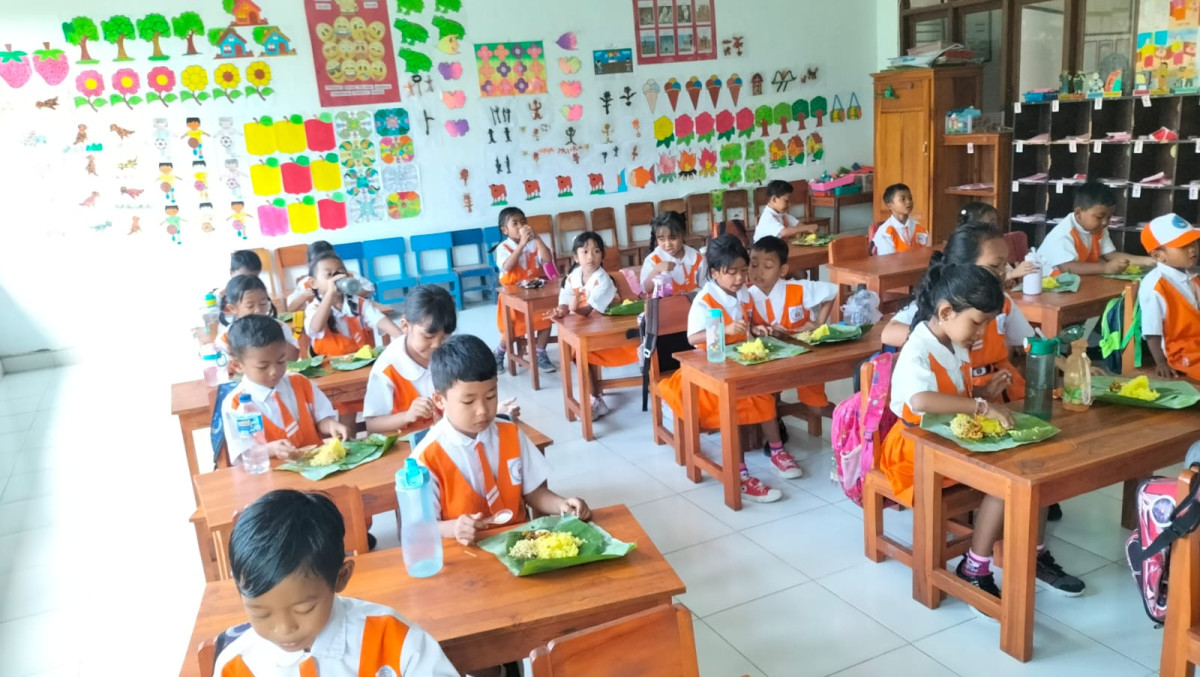 Pemberian PMT Nasi Kuning