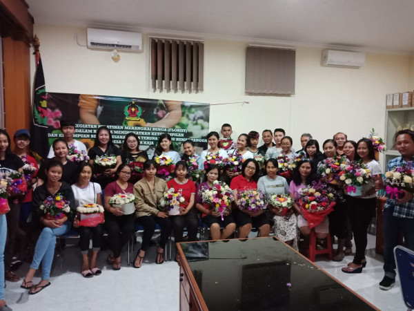 Kegiatan Pelatihan Merangkai Bunga (Florist) Dalam Rangka Meningkatkan Keterampilan dan Kemampuan Berwirausaha Sekaa Teruna dan Ibu Rumah Tangga