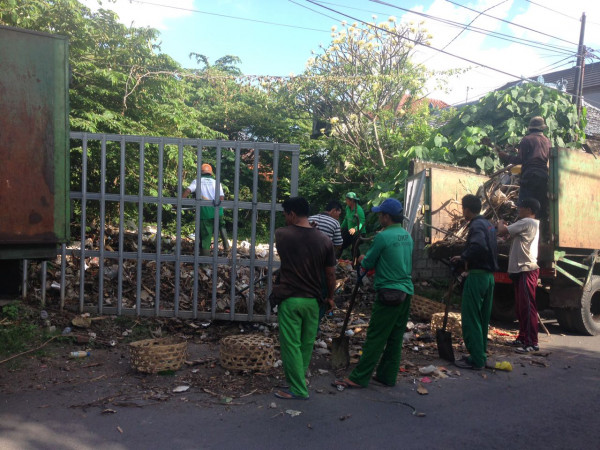 Sterilisasi sampah dari Dinas Lingkungan Hidup Kota Denpasar 