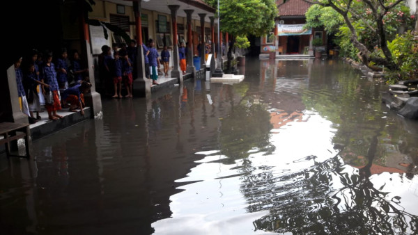 Penanganan Banjir di sekolah dasar dari BPBD Kota Denpasar 