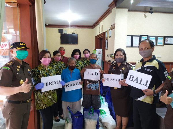 Penyerahan Bantuan Sembako bagi Lansia dari Kejelasan Tinggi Bali 