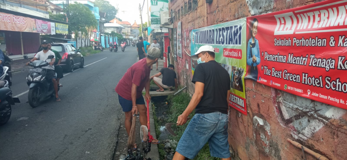 Gotong Royong Membersihkan Lingkungan antar Dusun