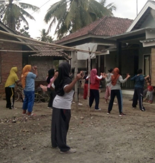 Gambar ini ibu-ibu yang sedang senam dihalaman rumah warga RT 01 Dusun Bual desa Darek