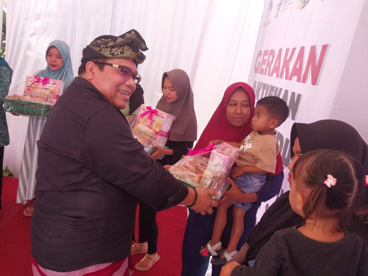 PEMBERIAN BINGKISAN BERUPA MAKANAN GIZI SEIMBANG SECARA SIMBOLIS OLEH KADIS P3AKB KEPADA BUMIL DAN BALITA KRS