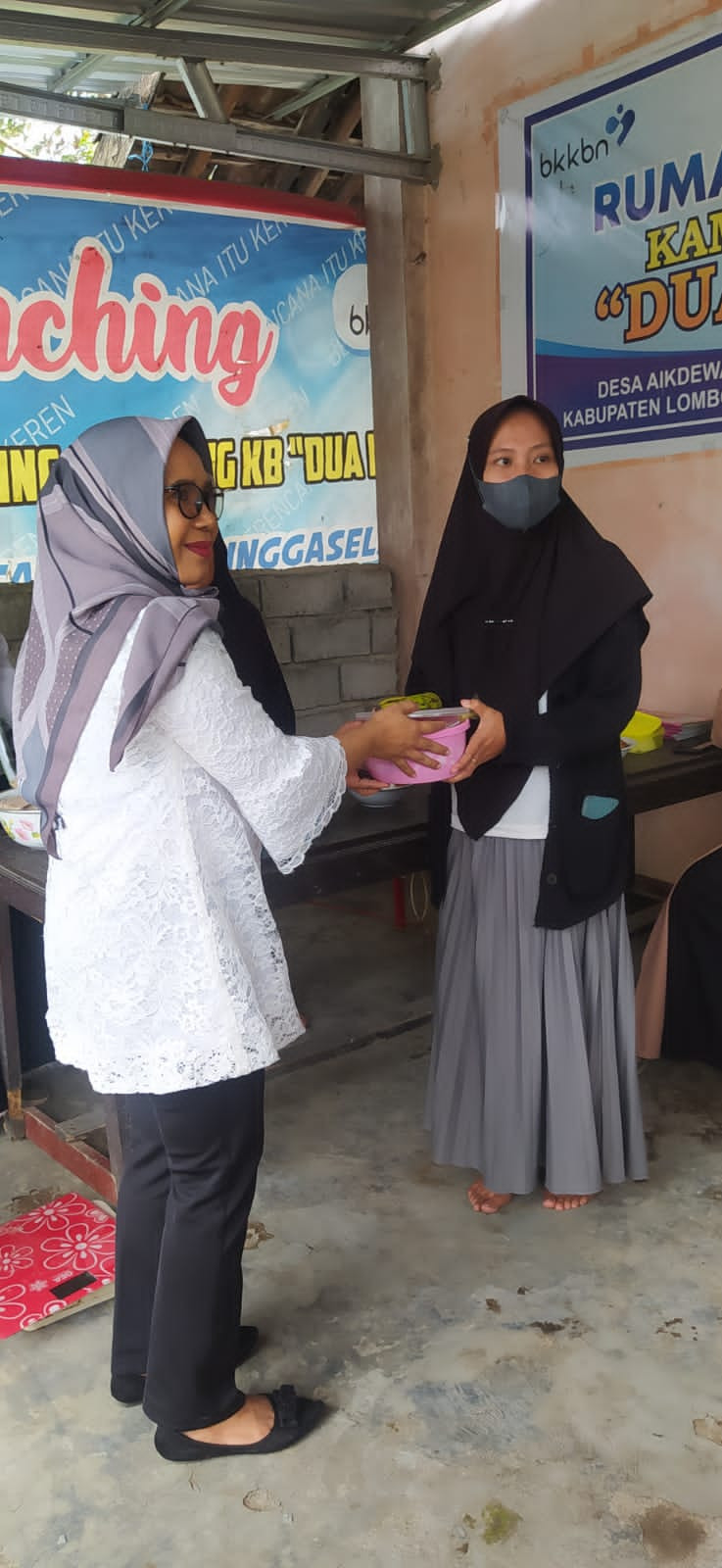 Pembagian PMT untuk ibu hamil, Resti di Dapur dashat sekretariat Kampung KB Dua Dara