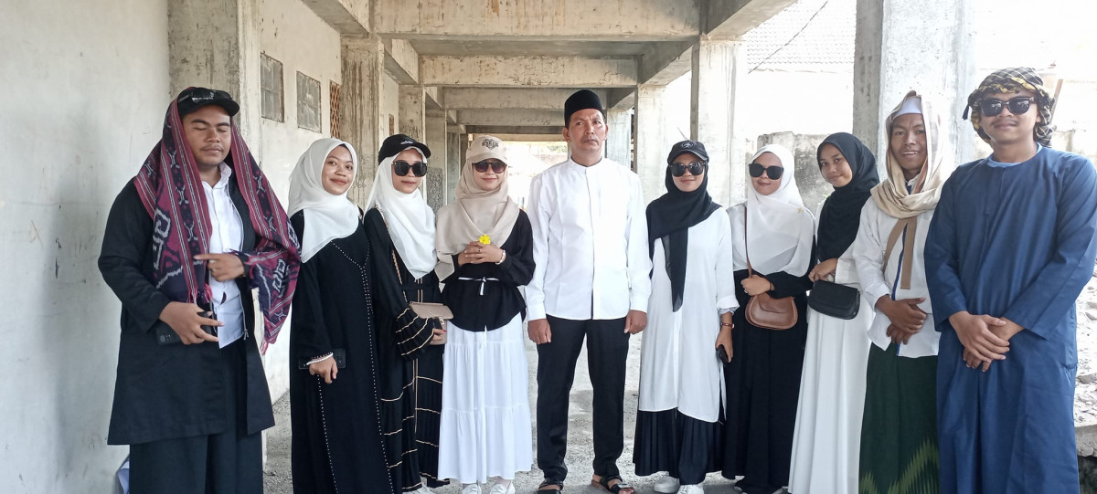 Poto bersama Mahasiswa KKN Bina Desa Fakultas Matematika dan Ilmu Pengetahuan Alam bersama Kepala Desa Dasan Borok