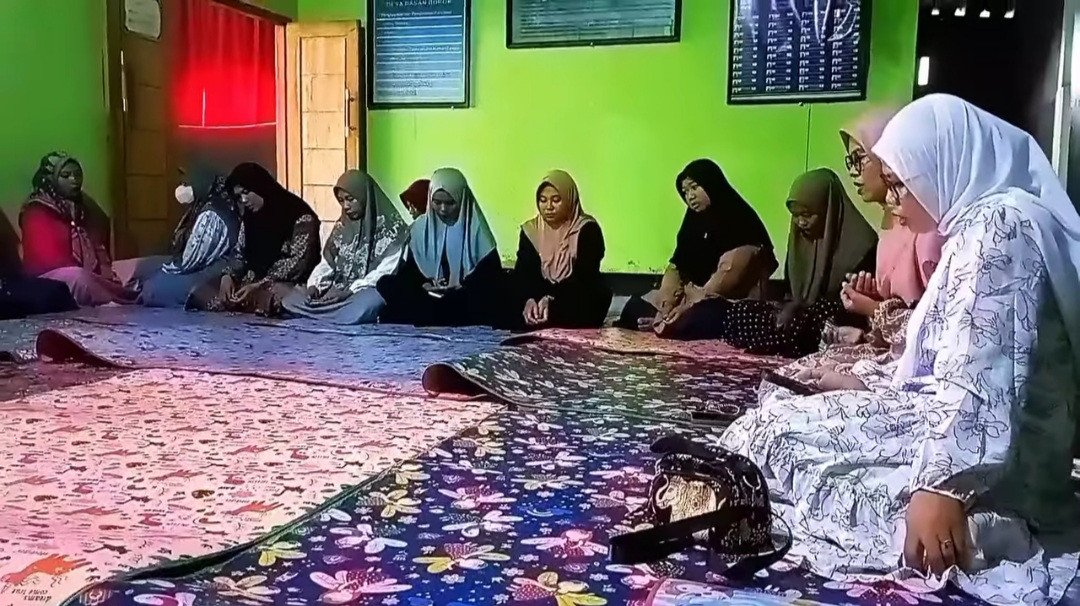 Perangkat Desa, BPD, Kader Posyandu Desa Dasan Borok dan Mahasiswa KKN Bina Desa FMIPA Universitas Hamzanwadi khusuk dalam pembacaan Surah Yasin