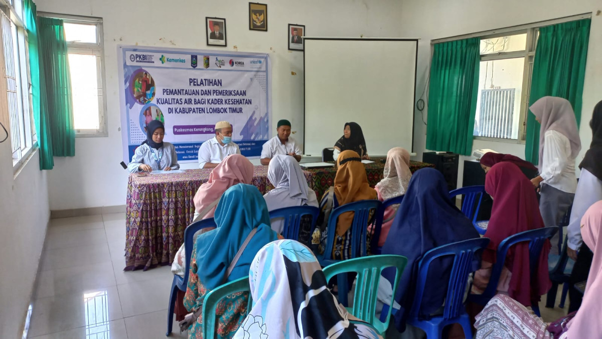 Suasana kegiatan dalam ruangan aula PKM Kerongkong