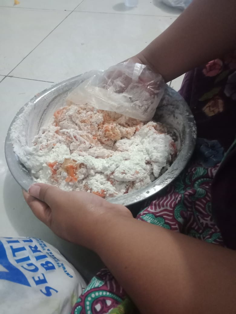 Masak bersama untuk pemberian makanan tambahan berbahan pangan lokal untuk balita gizi kurang dan ibu hamil kek