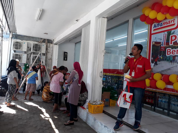 Pembagian goodie bags dan door prize dari AlfaMart untuk menyemarakkan pelaksanaan Posyandu