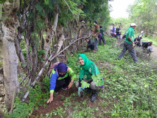 bersama ibu Ketua TP PKK Kecamatan Labuhan Badas bersemangat menanam bibit pohon 
