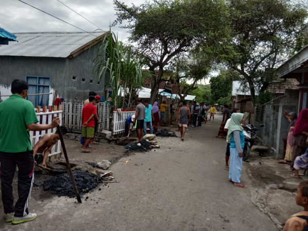 Gotong royong membersihkan saluran air