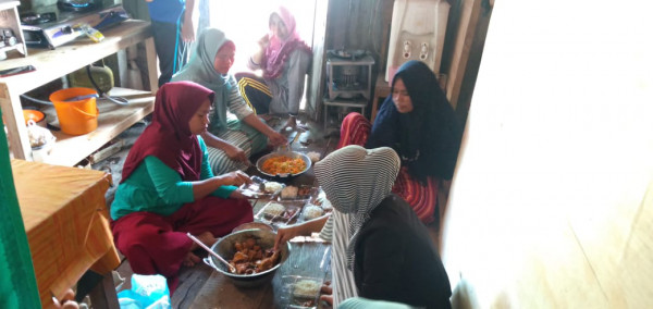 pembuatan makanan tambahan untuk anak stunting oleh ibu - ibu kader kampung kb desa wawonduru