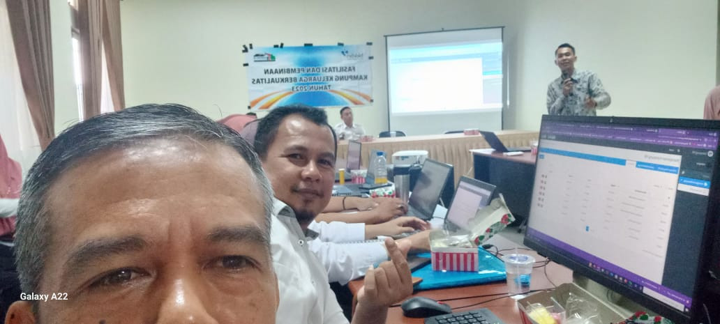 Menerima materi dari narasumber perwakilan bkkbn