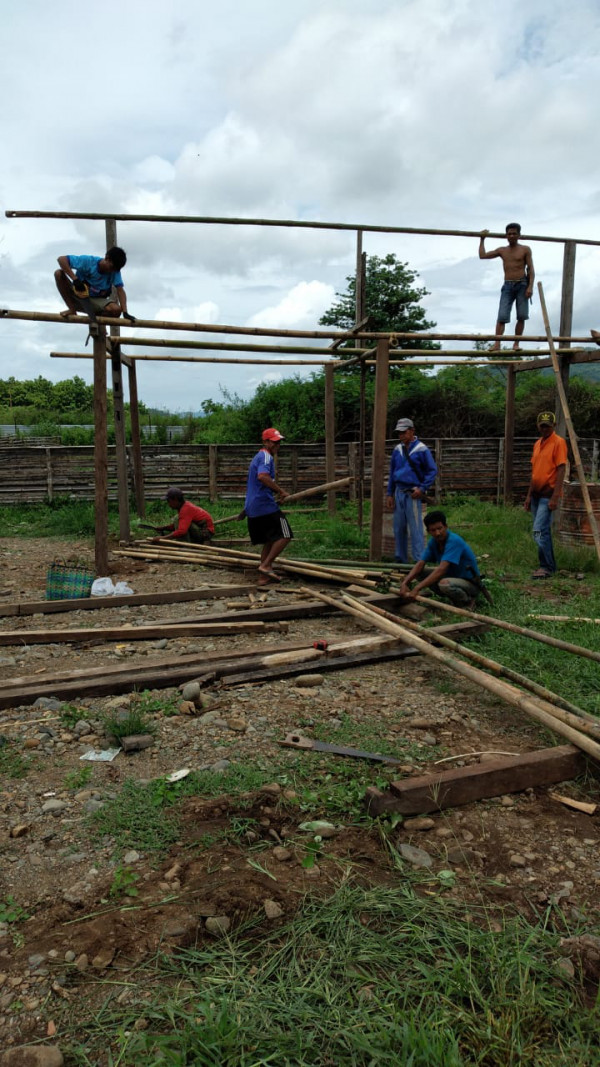 masyarakat bergotong royong membuat bangunan PAUD