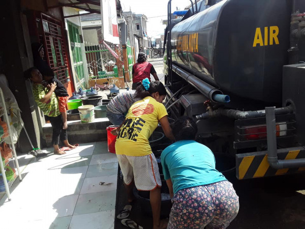Kegigihan warga menjemput bantuan air bersih