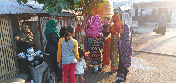 Lansia pun ikut bagian dalam kegiatan festifal Rimpu ini