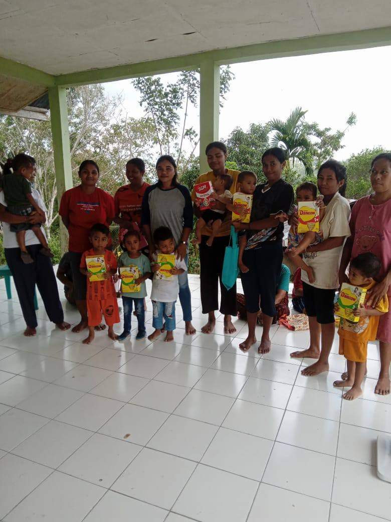 Pemberian makanan tambahan bagi anak gizi kurang berupa susu oleh pemerintah desa