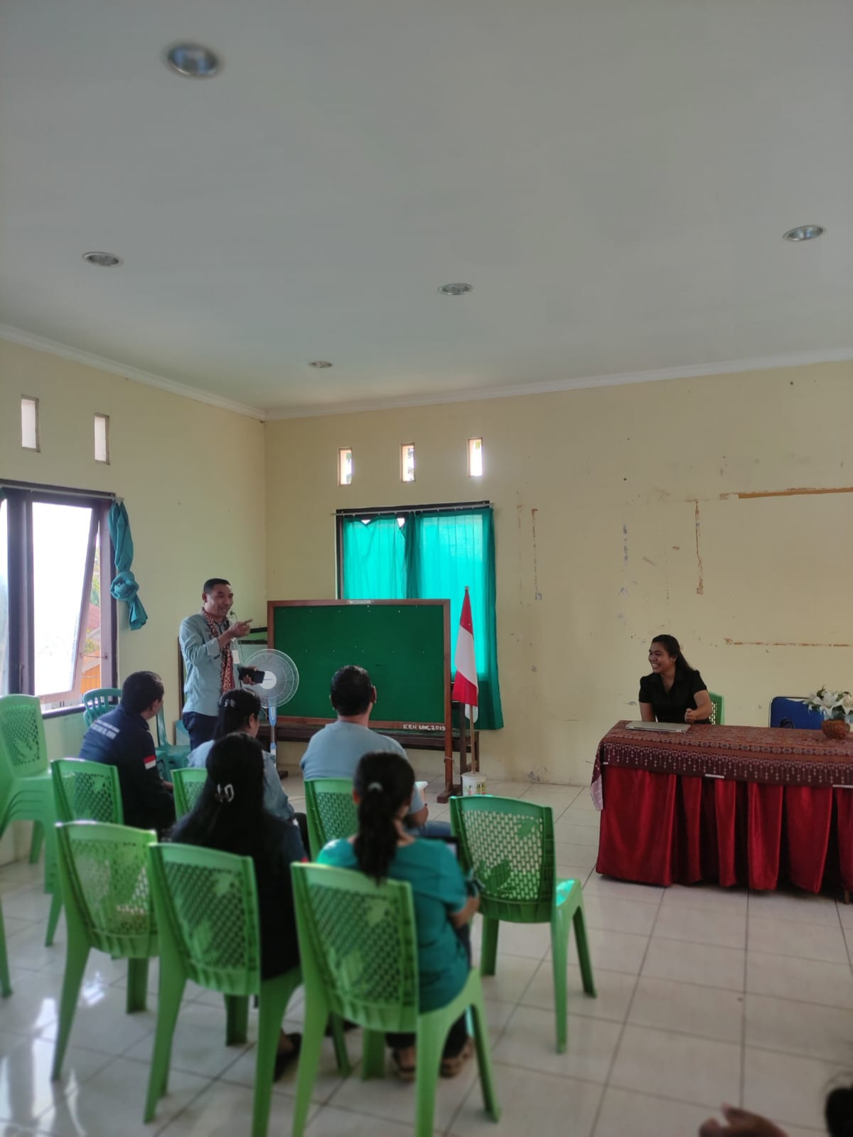 Lurah Oebufu memberikan masukan dalam rapat evaluasi peningkatan kapasitas Kampung KB Kelurahan Oebufu