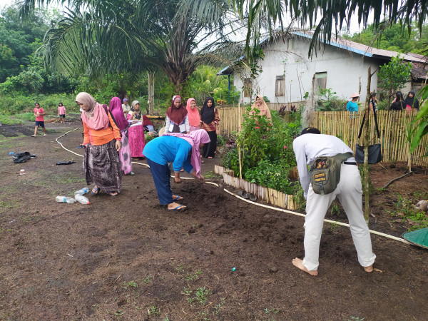 Kader BEK dan Dasawisma menyiapkan taman toga