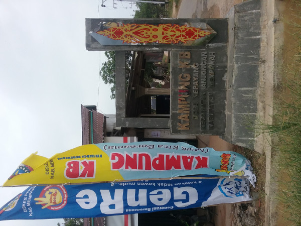 Umbul umbul di pintu gerbang kampung kb desa kepayang