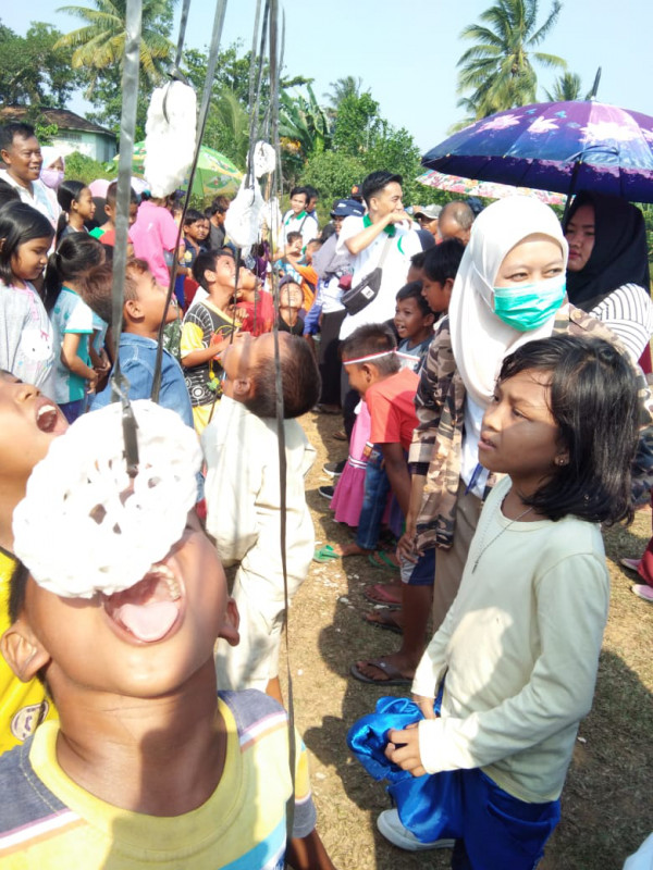 Lomba makan kerupuk dalam rangka memperingati hari kemerdekaan indonesia