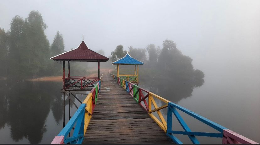 Jembatan Pelangi Kampung KB Dusun Sentabai Desa Sentabai ketika Air Pasang