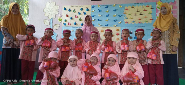 Foto Bersama Setelah Mendapat Bantuan Makanan Tambahan dari Desa