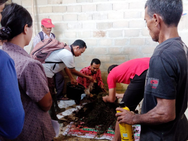 foto praktek pembuatan pupuk kompos didesa Permiit kecamatan kuala behe
