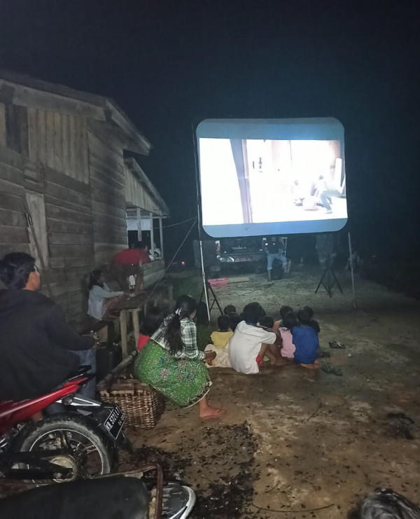foto saat pemutran film yang disaksikan oleh masyarakat dusun langsat desa permiit