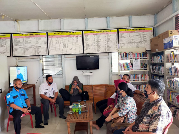 Diskusi Perwakilan BKKBN dan Kepala Desa Pawis Hilir