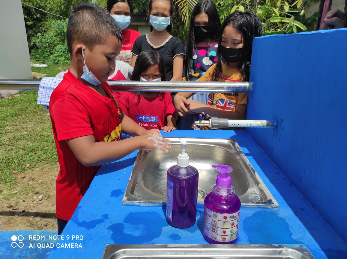 Penyuluhan 10 Pesan PHBS (Perilaku Hidup Bersih dan Sehat) di Sekolah dan Masyarakat dari Program PAMSIMAS (Penyediaan Air Minum dan Sanitasi Masyarakat) dari Dinas PU PR kab. Landak