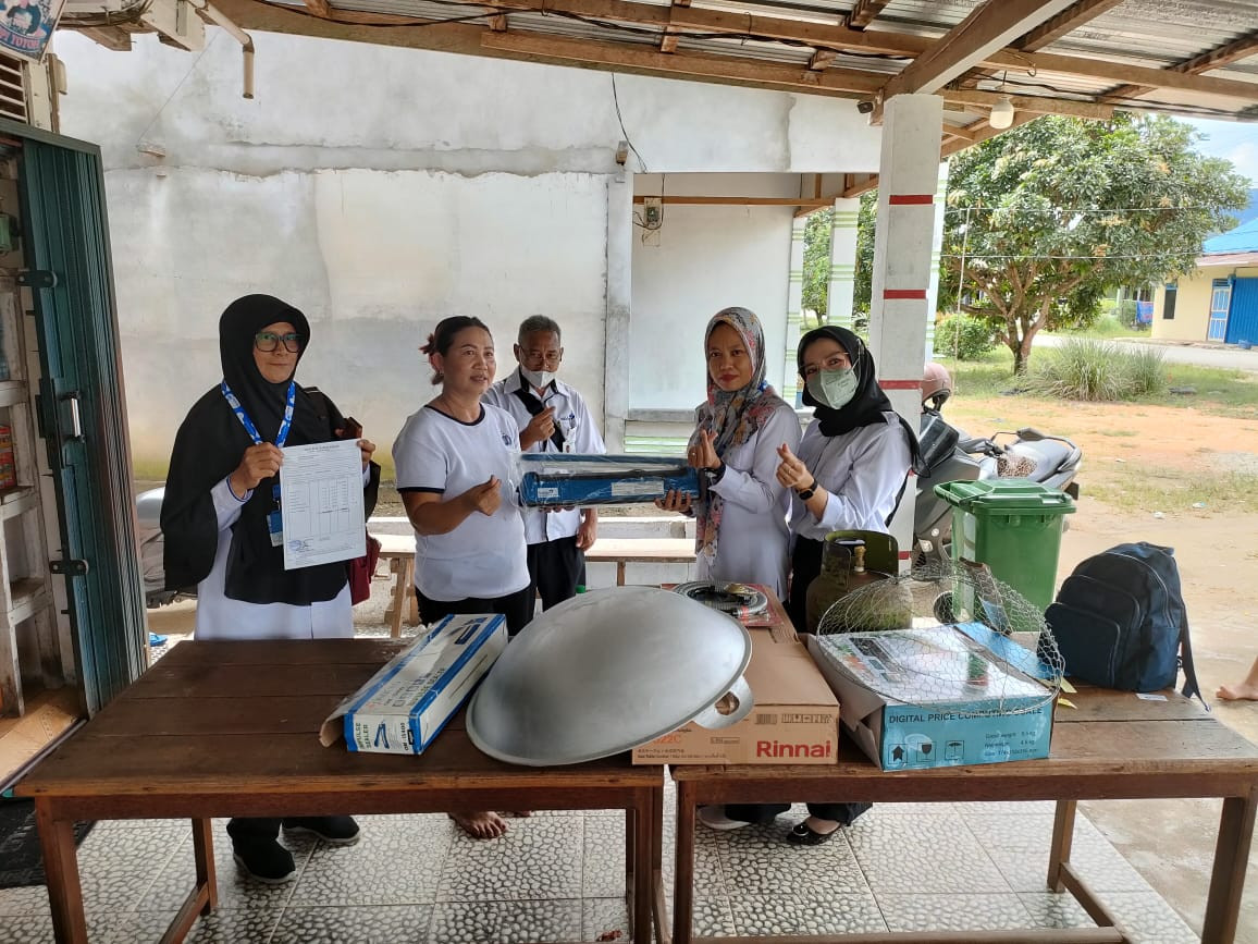 Penyerahan alat bantu Produksi dari Perwakilan BKKBN Prov. Kalimantan Barat Bagi Kelompok UPPKA  "MEKAR SARI" Desa Pawis Hilir