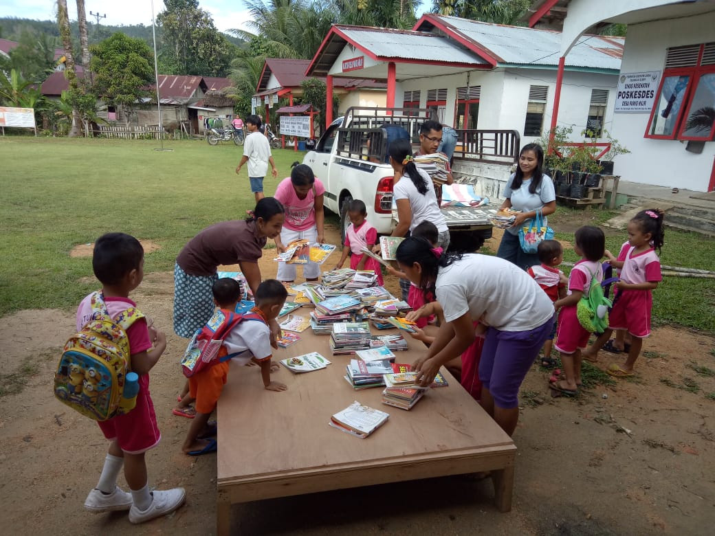 Menerima Bantuan Buku dari Perpustakaan Prov. Kalimantan Barat untuk Pojok Baca di PAUD HI Tunas Mekar Desa Pawis Hilir