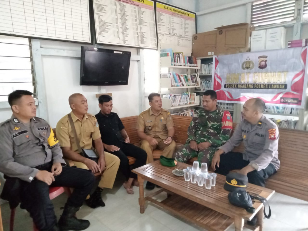 Kegiatan "Jumat Curhat" dari Polsek Ngabang - Jelimpo bersama TNI - POLRI terkait Ketertiban dan Keamanan Lingkungan