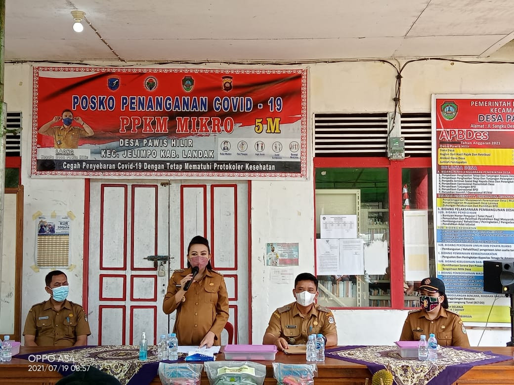 Sosialisasi Vaksin dan Panen Perdana Kebun Sayur KWT Desa Pawis Hilir oleh Bupati Landak