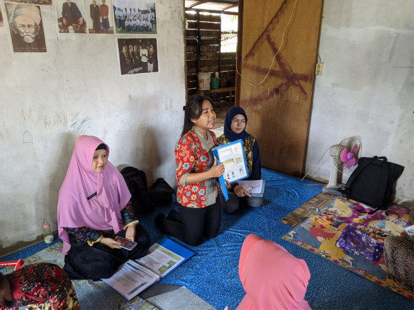 Narasumber menyampaikan materi