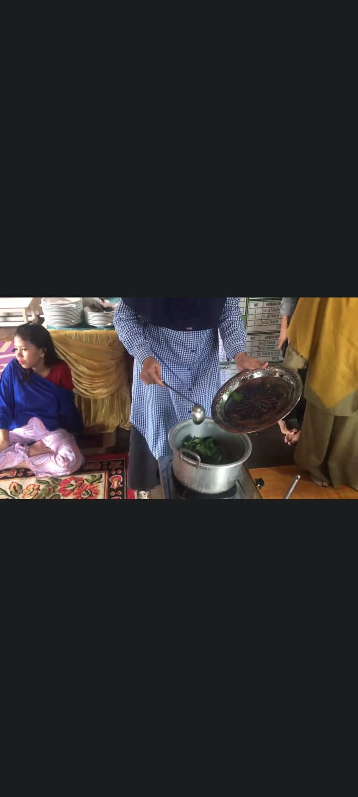 Cara memasak sayur bening yang baik dan benar di demontrasikan oleh kader Kampung KB Beting Bersahaja bagi ibu Hamil