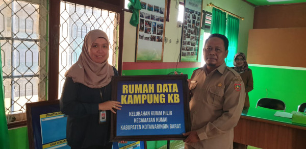 PENYERAHAN RUMAH DATA PERWAKILAN BKKBN PROVINSI IBU NONI KEPADA LURAH KUMAI HILIR