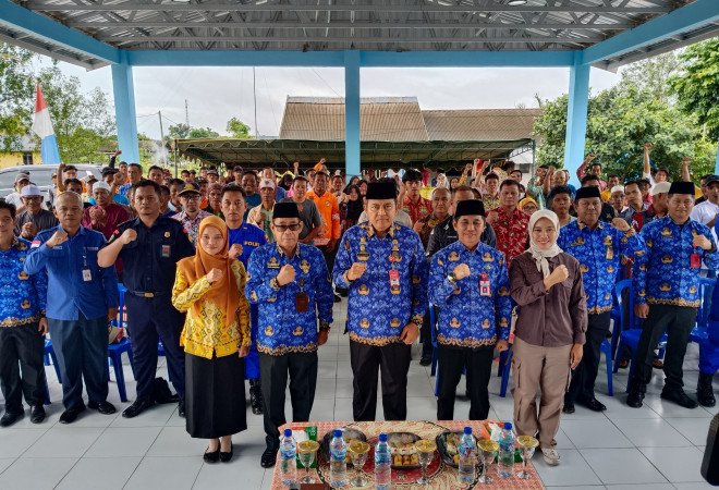 Pj. Bupati Kobar berfoto bersama seluruh Stakeholder serta tokoh masyarakat yang hadir
