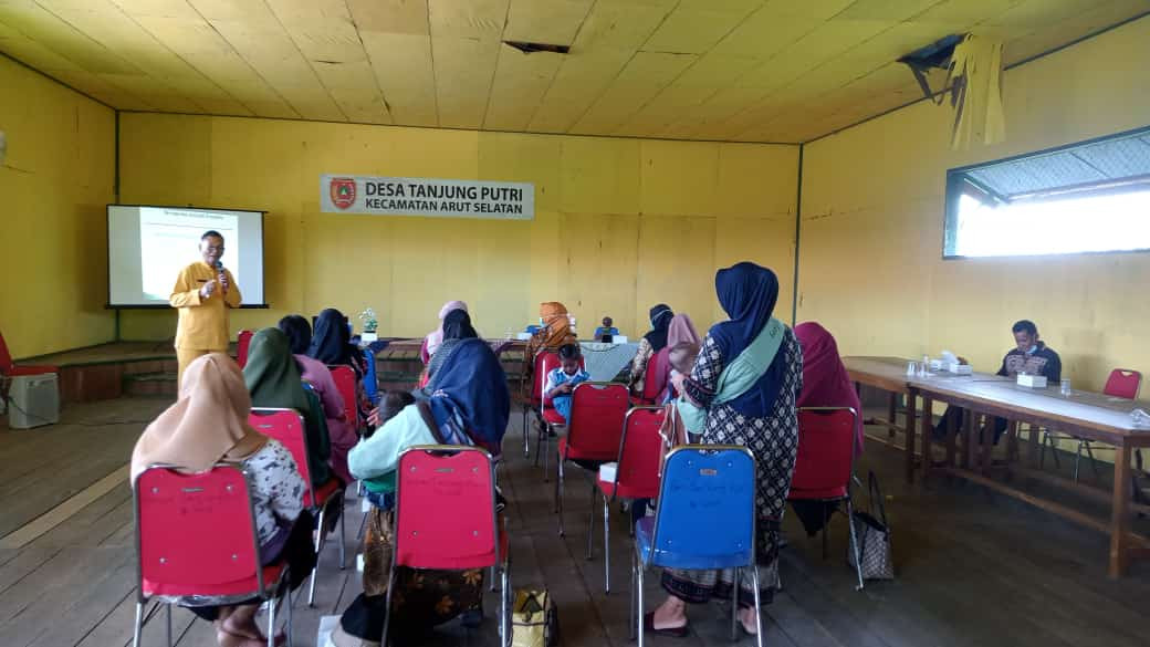Pemaparan materi oleh Kabid KB DP3AP2KB Kotawaringin Barat Jamin Ginting, SKM, MH