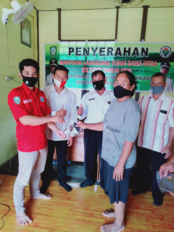 PEMBAGIAN MASKER OLEH PEMERINTAH DESA