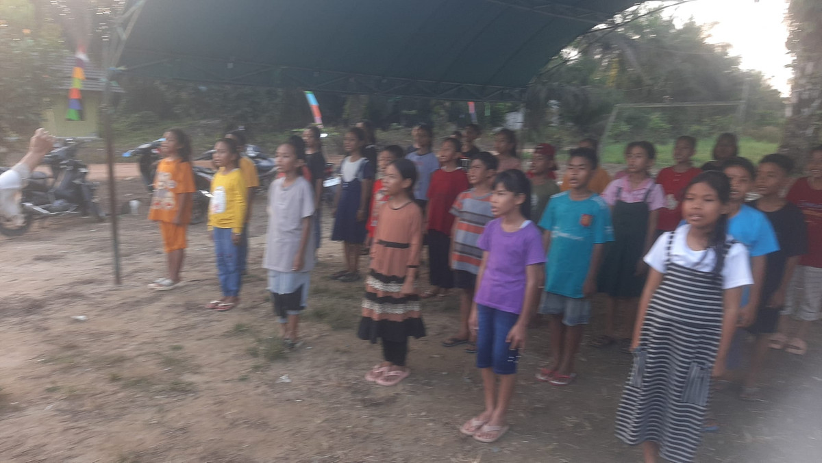 Latihan Paduan Suara untuk kegiatan 17 Agustus di Desa Biru Maju