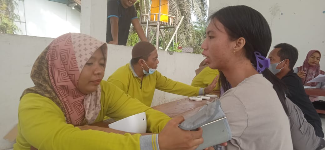 Pemeriksaan kesehataan kepada warga Desa Biru Maju
