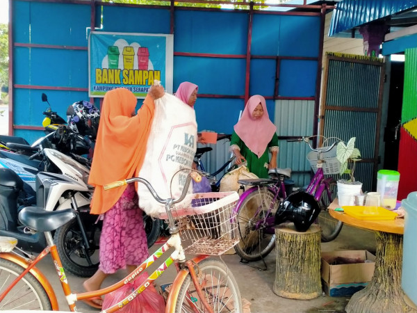 masyarakat mengantar sampah ke Bank Sampah