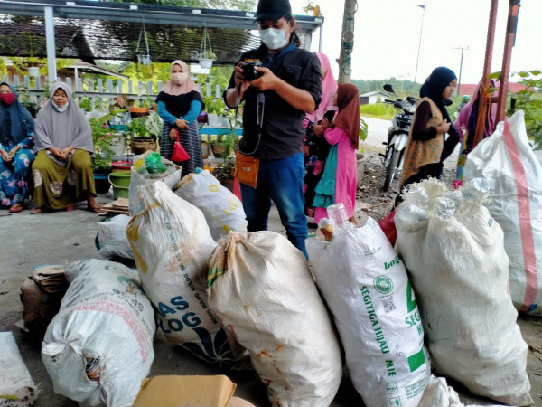 Bank Sampah KKB Kasih Ibu Desa Anjir Serapat Baru saat diliput oleh wartawan